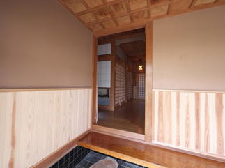 玄関を入ってすぐに木のぬくもりを感じるように