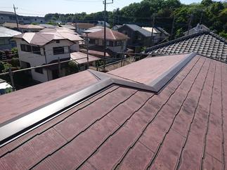 コロニアル屋根の棟押さえ交換と塗装