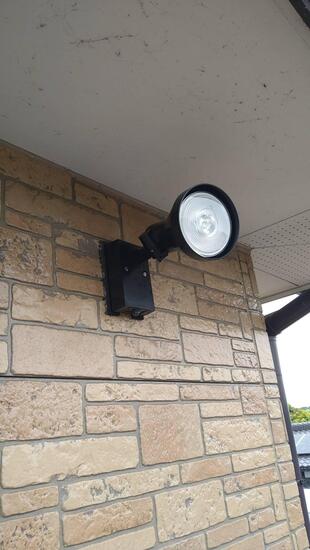 防犯策でエクステリアライトを交換