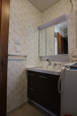 三面鏡でたっぷり収納　洗面化粧台