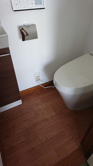 LIXILのタンクレストイレ　サティスと手洗器