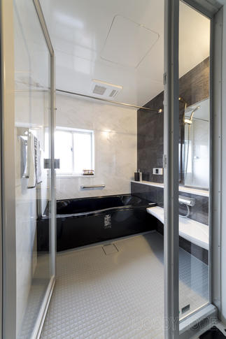 黒い浴槽のスパージュ