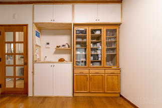 壁を移動したリビング・ダイニングは造作で棚を設置