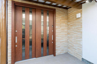 カバー工法で壊さず取り付けした玄関