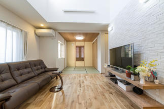 ナチュラルテイストの洋間と一部畳コーナーの和空間へ