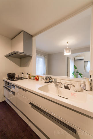 壁を開けて繋がりのあるキッチンに