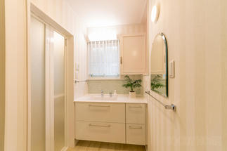 ナチュラルテイストで明るい洗面