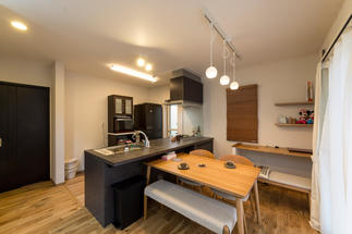 オープンで開放的なキッチン