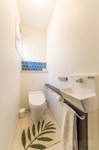 シンプルでちょっとアクセントを入れたトイレルーム