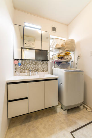 明るく、ちょっとお洒落な洗面化粧台