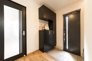 玄関ホールもナチュラルなテイストで