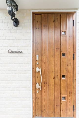 移動して車からのアプローチが楽になった玄関