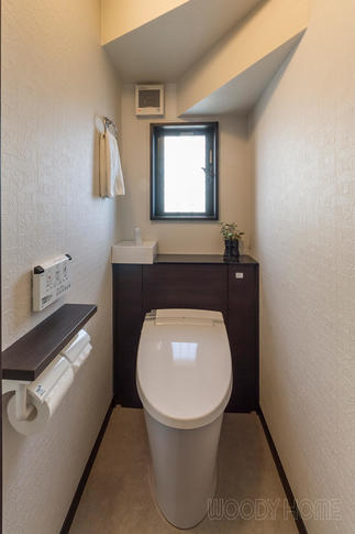 タンクがキャビネットに収まりスッキリしたトイレルーム