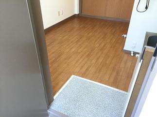 フローリングと収納扉を全面張り替え