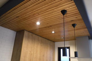 天井を木材で仕上げ