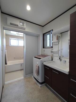 バリアフリーの洗面化粧室