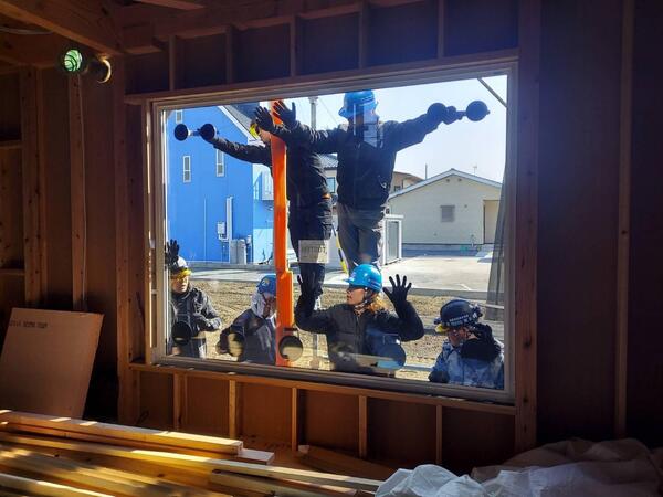 120キロの窓ガラスをはめ込む.jpeg