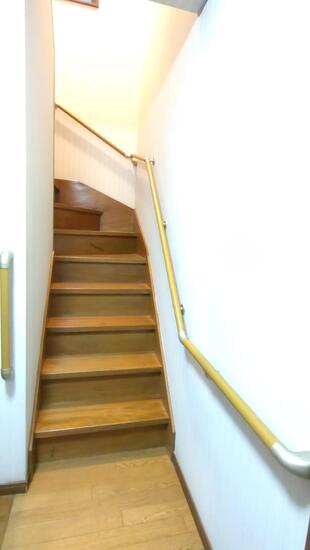 階段の昇り降りを支える手すりリフォーム