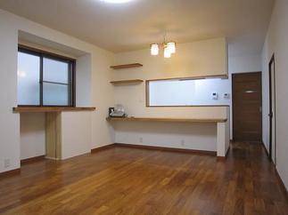 半独立式、外壁面取り付けタイプのキッチンを対面式にリフォームして、カウンターで簡単に食事ができるスペースを設けました。