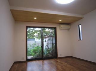 4畳増築したリビングです。庭の木々も近くに感じる大きな窓も取り付け。