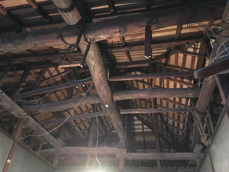 熊木町　Ｍ様邸　昔の小屋組みすべて丸太です。