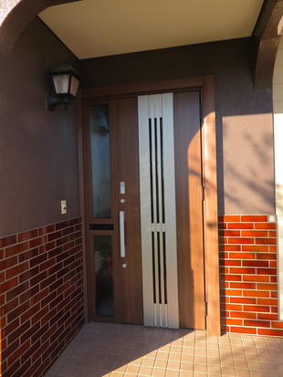玄関ドア：カードキー付きで採風タイフ゜の玄関ドアに交換