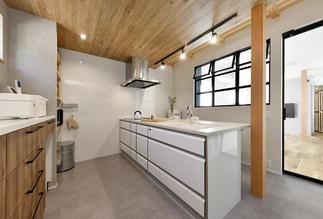 開放的なペニンシュラキッチン