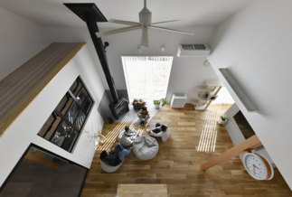 薪ストーブを囲んで家族団らんのひと時