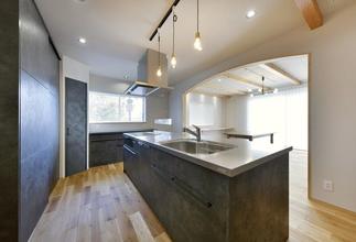 対面キッチンはダイニングが見渡せて広々空間に