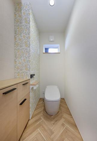 部分壁の黄色いお花が爽やか空間