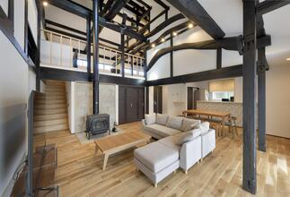 吹き抜けのリビング