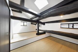 梁を利用した寝室