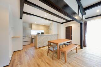 明るく広々としたダイニング