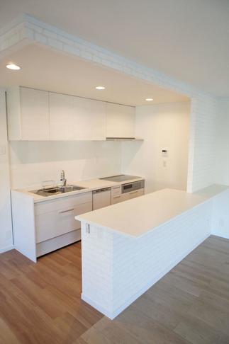 カウンターテーブル付きキッチン