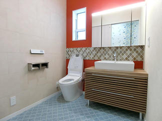 タイルアクセントのあるトイレ空間