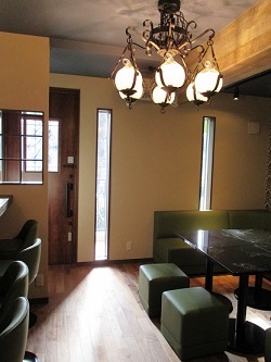 建て替えコストを抑え、内装設備に予算を回し、奥様のこだわりの詰まった店舗に変身。