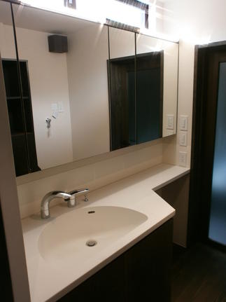 高窓からの採光で明るい洗面スペース