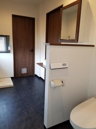 開放的なトイレ　洗面所一緒