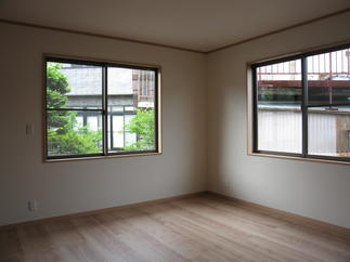 正面の壁にキッチンがあった台所空間を洋室にチェンジ。