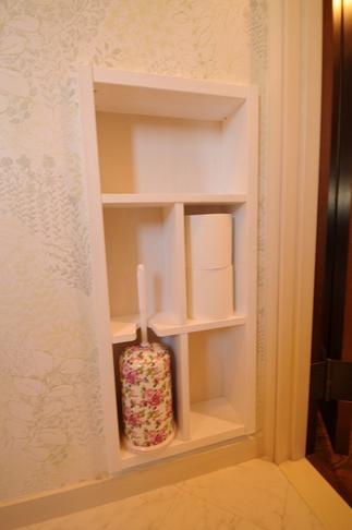 ご希望に沿って作成したオリジナルの棚。白のペンキ仕上げで空間にも溶け込みます。