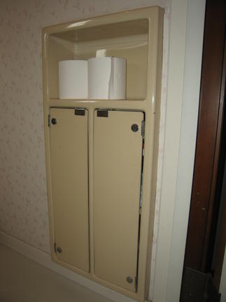 トイレ内工事前の既製品収納棚