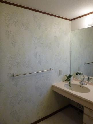 広いパウダールームの壁一面も同柄のクロスを使いました。