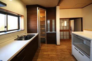 キッチンのコーナー収納は使いやすさ抜群。