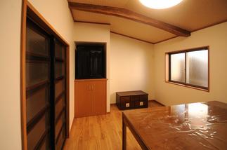 左の2枚の建具は思い出の詰まった4枚引き戸を再利用。