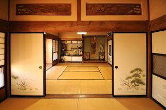 和室の砂壁をビニールクロスへと貼り替え。照明器具もリニューアル。