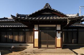 瓦も全て新しく葺き替え。外壁も塗替え心機一転。