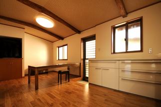 隠れていた『梁』を見せ、収納も増えたリビングダイニング。