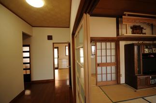 壁紙も貼り換え、居間の建具も作成し明るくなりました。