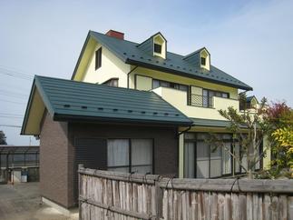 玄関まわりと同様に南側外壁はサイディングを重ね貼り