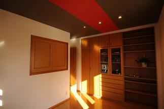 収納サイドにはダウンライトを設置。（手元で調光もできます）